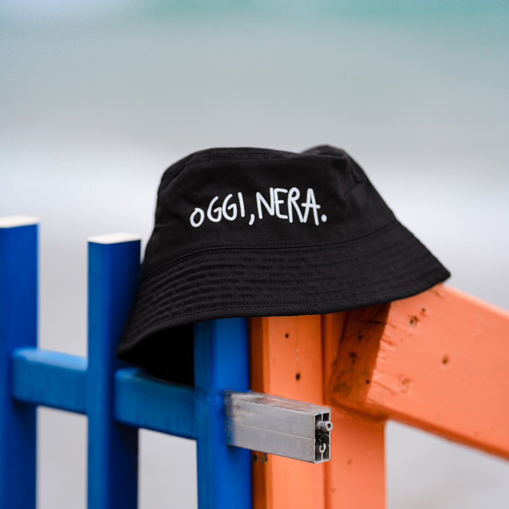 Oggi, Nera. - Cappello